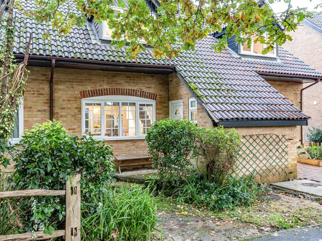 3 bed detached house for sale in Addlestone, Surrey KT15, £400,000