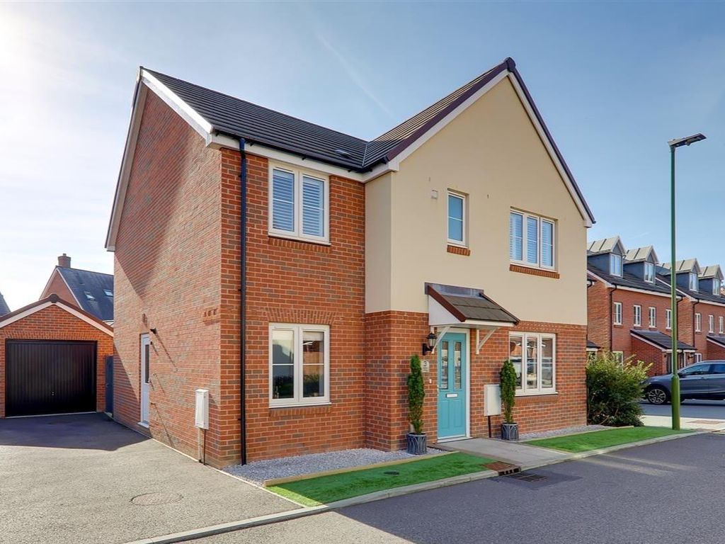 5 bed detached house for sale in Daffodil Road, Worthing BN13, £585,000