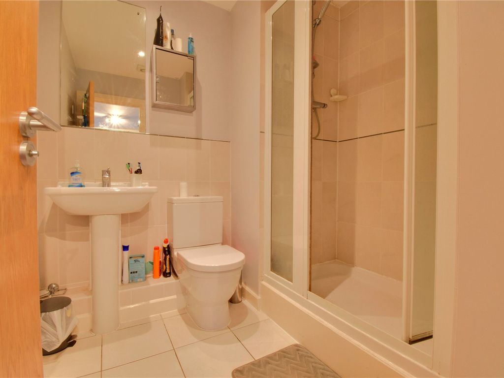 2 bed flat for sale in Watford, Hertfordshire WD18, £300,000