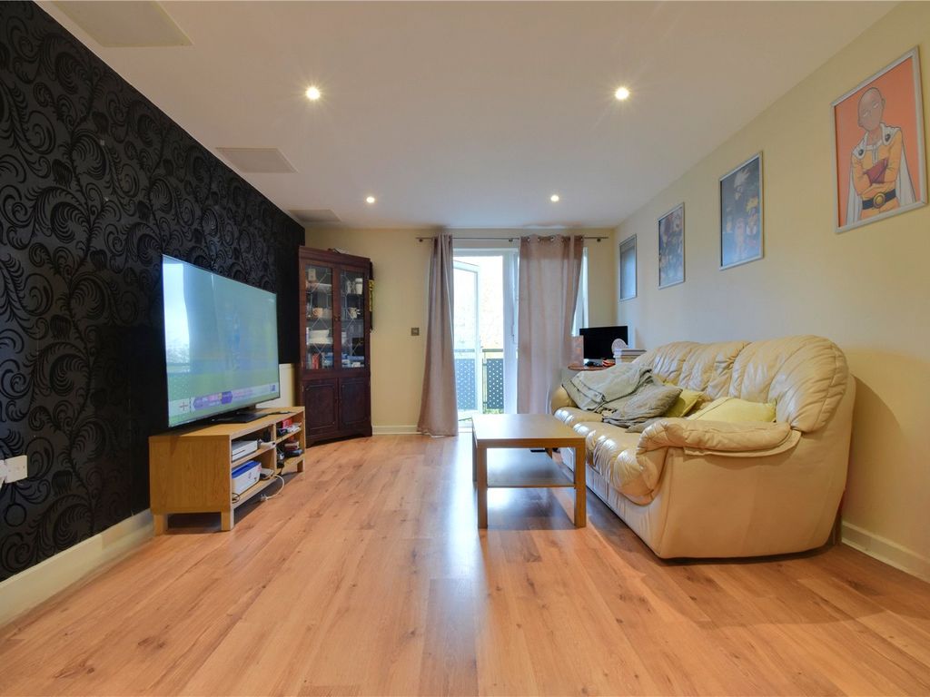 2 bed flat for sale in Watford, Hertfordshire WD18, £300,000