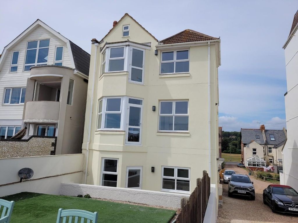 2 bed flat to rent in Marine Parade, Hythe, Kent CT21, £1,100 pcm