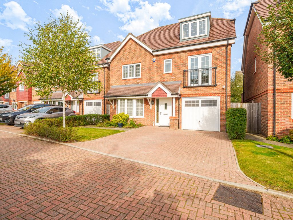 5 bed detached house for sale in Aberdeen Way, Knaphill, Woking GU21, £900,000