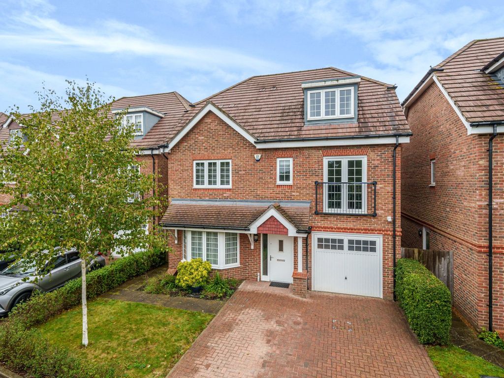 5 bed detached house for sale in Aberdeen Way, Knaphill, Woking GU21, £900,000