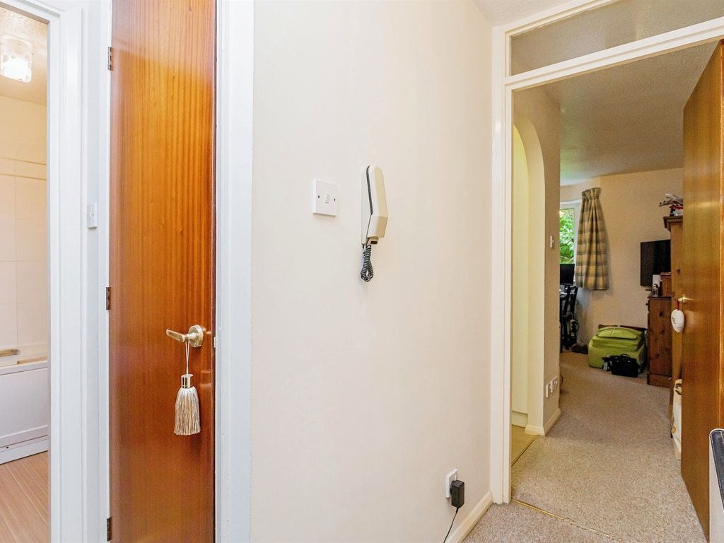 1 bed flat for sale in Heath Road, Haywards Heath RH16, £192,500