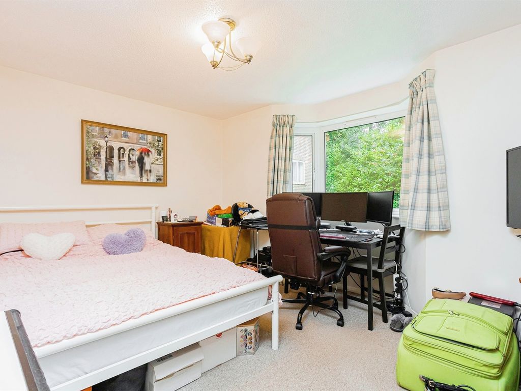 1 bed flat for sale in Heath Road, Haywards Heath RH16, £192,500