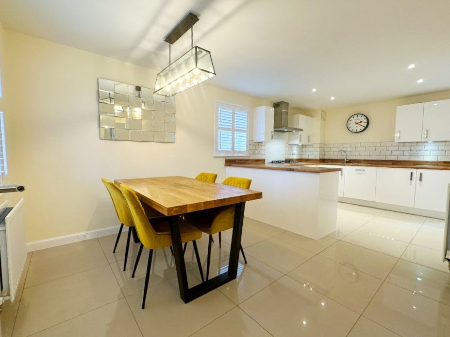 5 bed detached house for sale in Lacewing Drive, Biddenham, Bedford MK40, £580,000