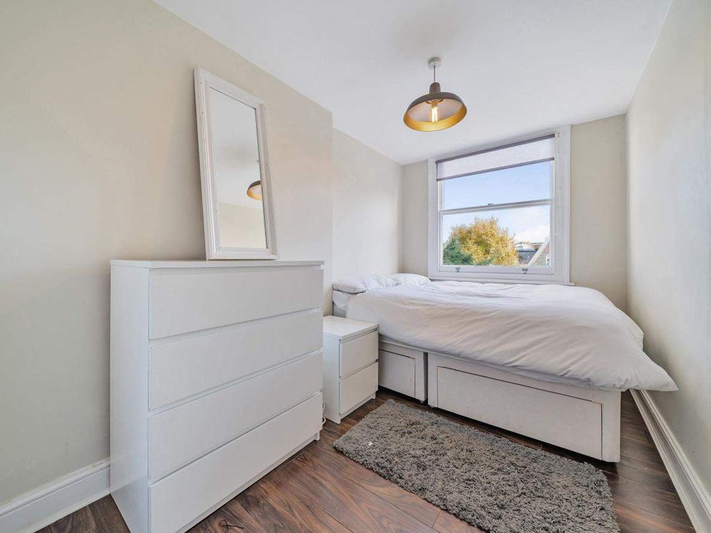 2 bed flat for sale in Belgrave Gardens, London NW8, £695,000