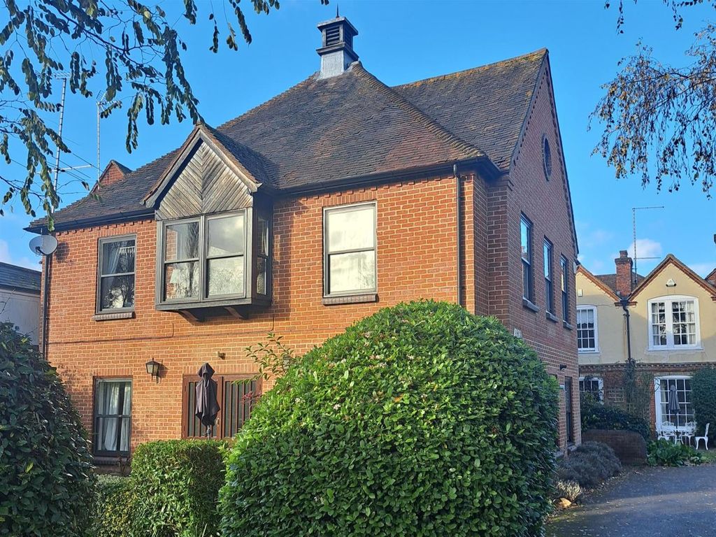 2 bed flat to rent in Downing Street, Farnham GU9, £1,600 pcm