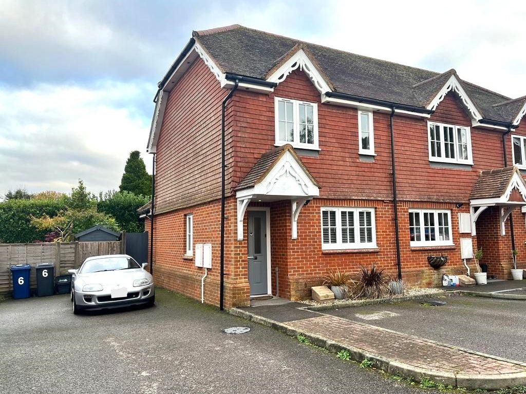 2 bed end terrace house for sale in Writers Close, Hindhead, Surrey GU26, £362,500