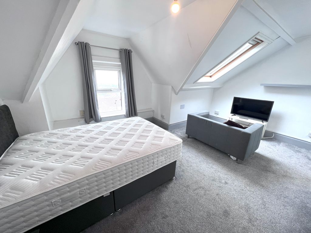 Studio to rent in Montpelier Terrace, Swansea SA1, £625 pcm