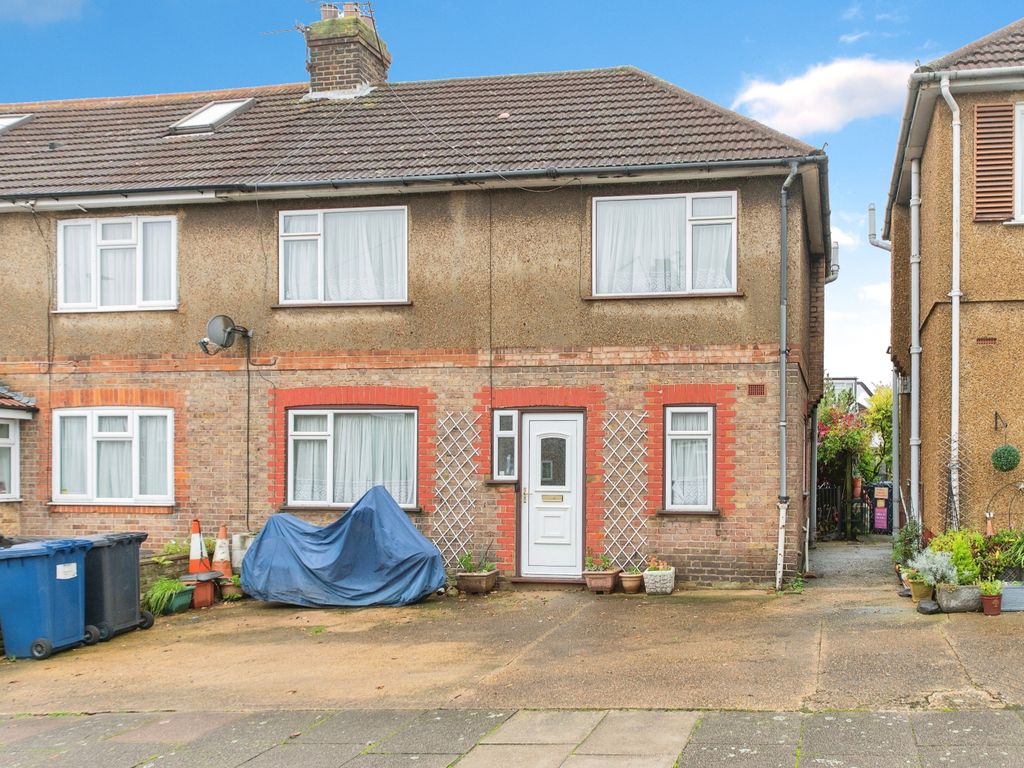 3 bed semi-detached house for sale in Riverside, London NW4, £525,000