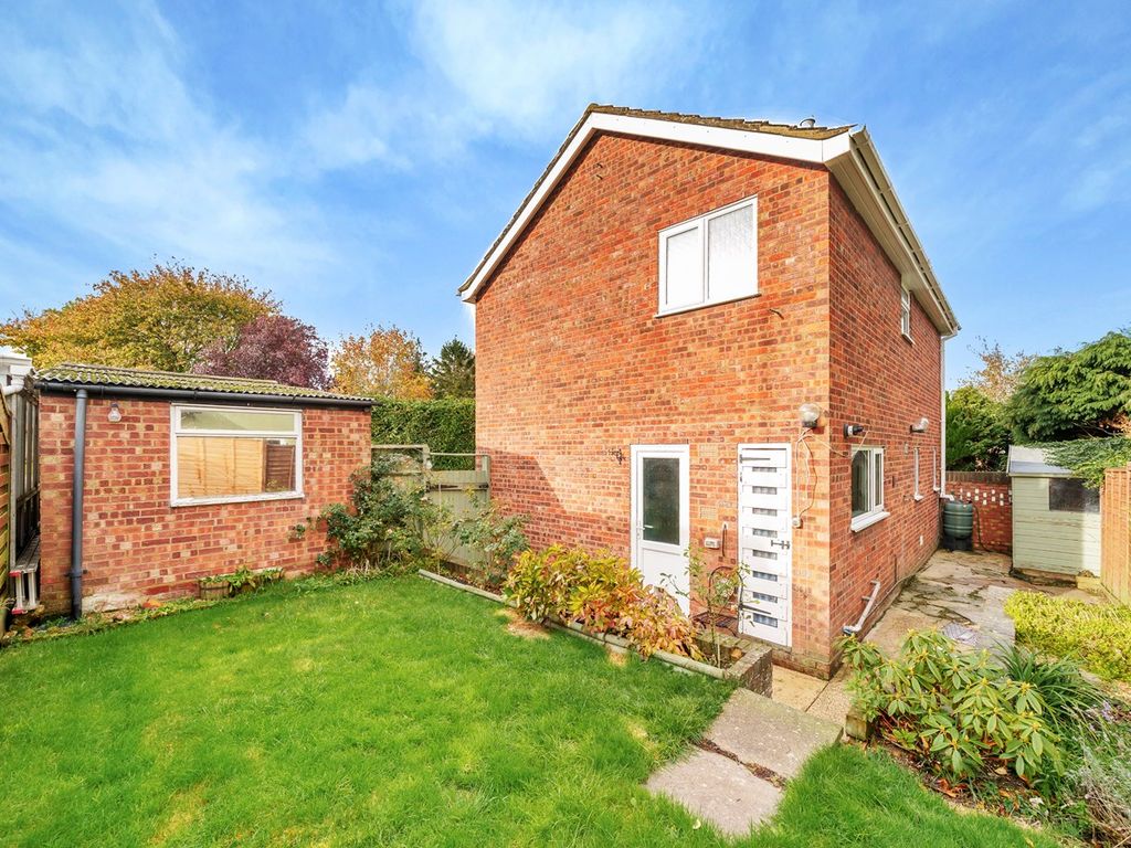 3 bed detached house for sale in Chalton Heights, Chalton LU4, £375,000