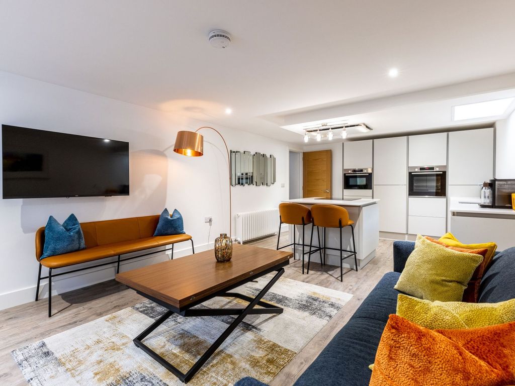 3 bed flat to rent in William Street, Edinburgh EH3, £10,500 pcm