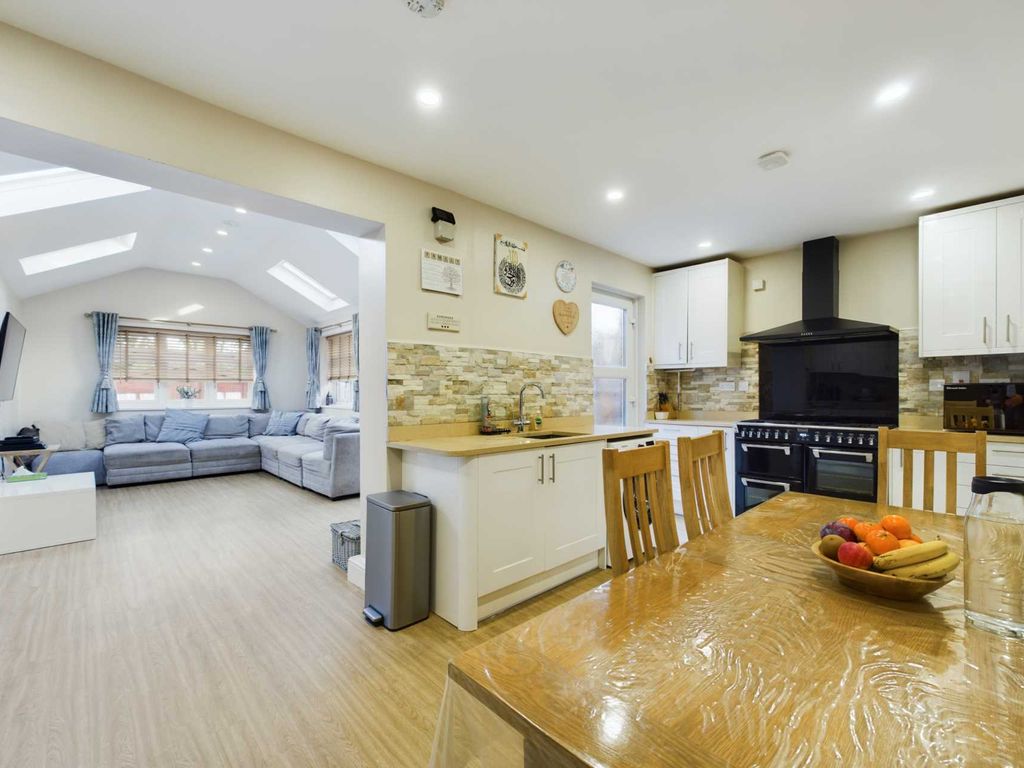 3 bed property for sale in Chambersbury Lane, Hemel Hempstead HP3, £480,000