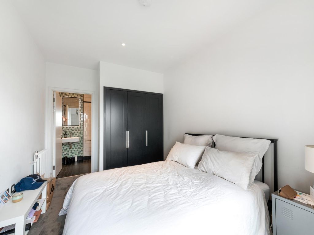 3 bed flat for sale in Astell House, London City Island, London E14, £799,999