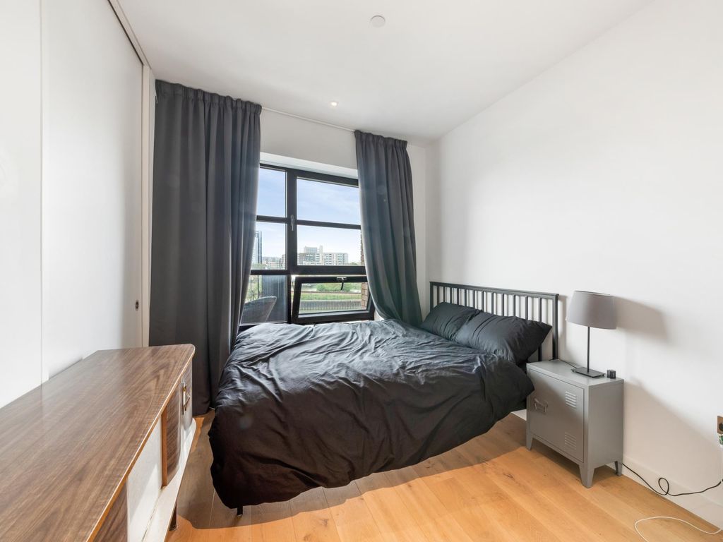 3 bed flat for sale in Astell House, London City Island, London E14, £799,999