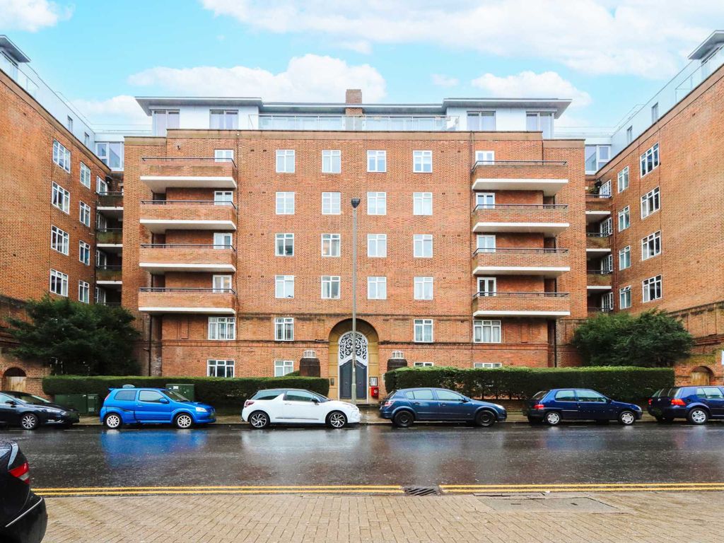 2 bed flat to rent in Millbrooke Court, Keswick Road SW15, £2,000 pcm