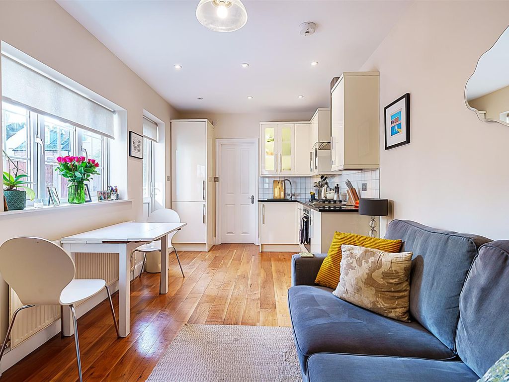 2 bed flat for sale in Oak Grove, London NW2, £435,000