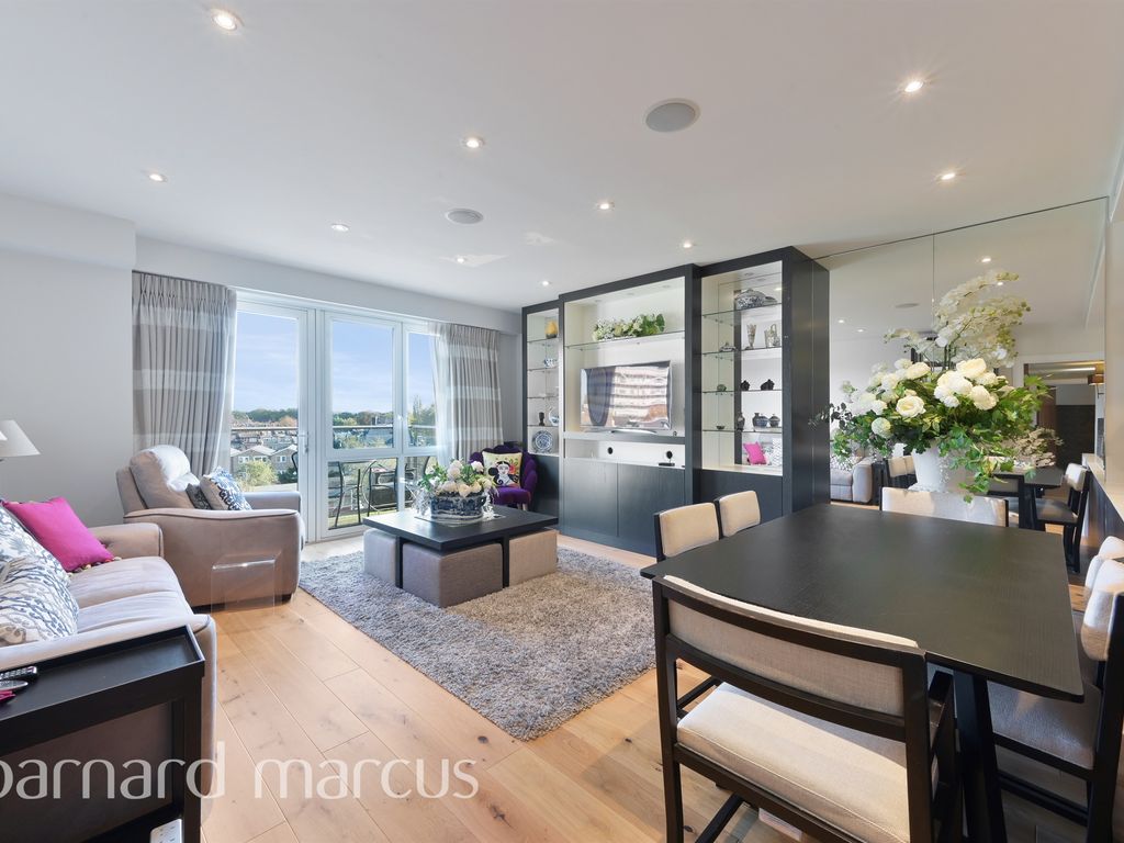 3 bed flat for sale in Kew Bridge Road, Brentford TW8, £900,000