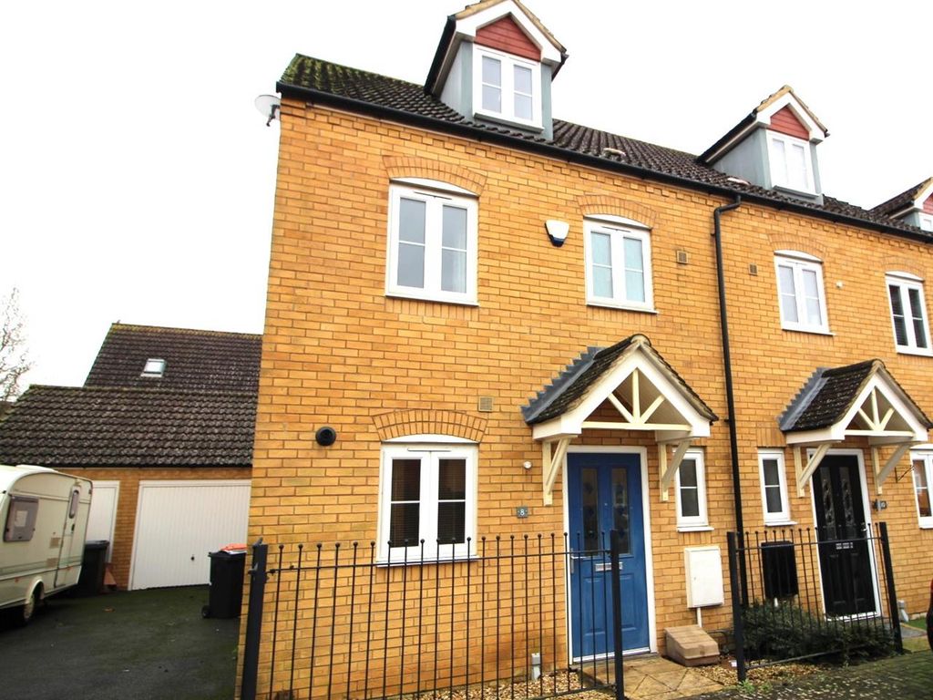 3 bed town house for sale in Ribston Close, Woodlands Park, Brickhill MK41, £315,000