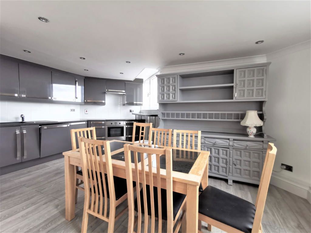 2 bed flat for sale in World's End Estate, London SW10, £450,000