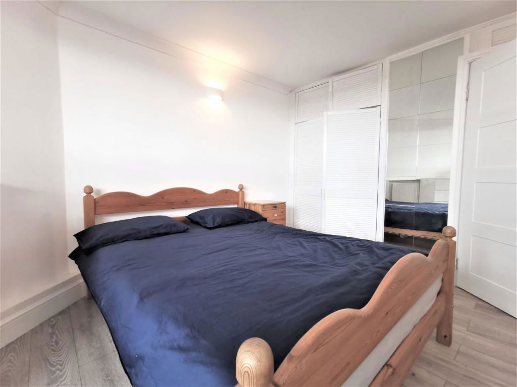 2 bed flat for sale in World's End Estate, London SW10, £450,000