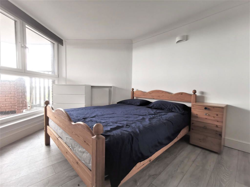 2 bed flat for sale in World's End Estate, London SW10, £450,000