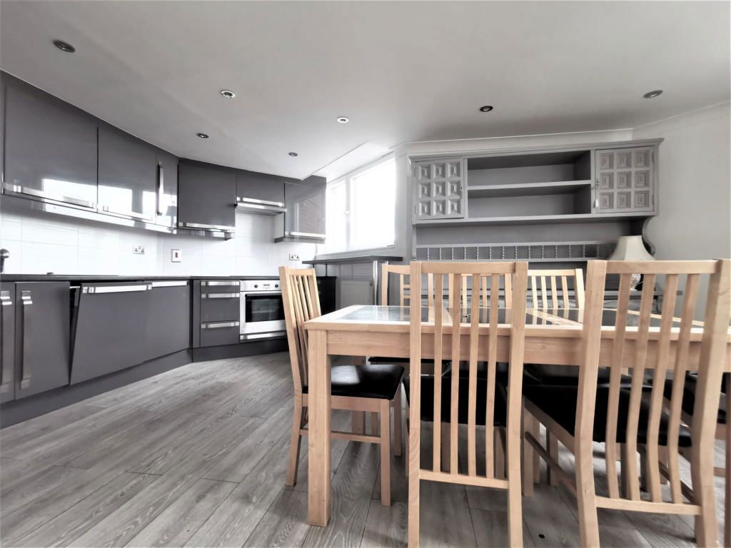 2 bed flat for sale in World's End Estate, London SW10, £450,000