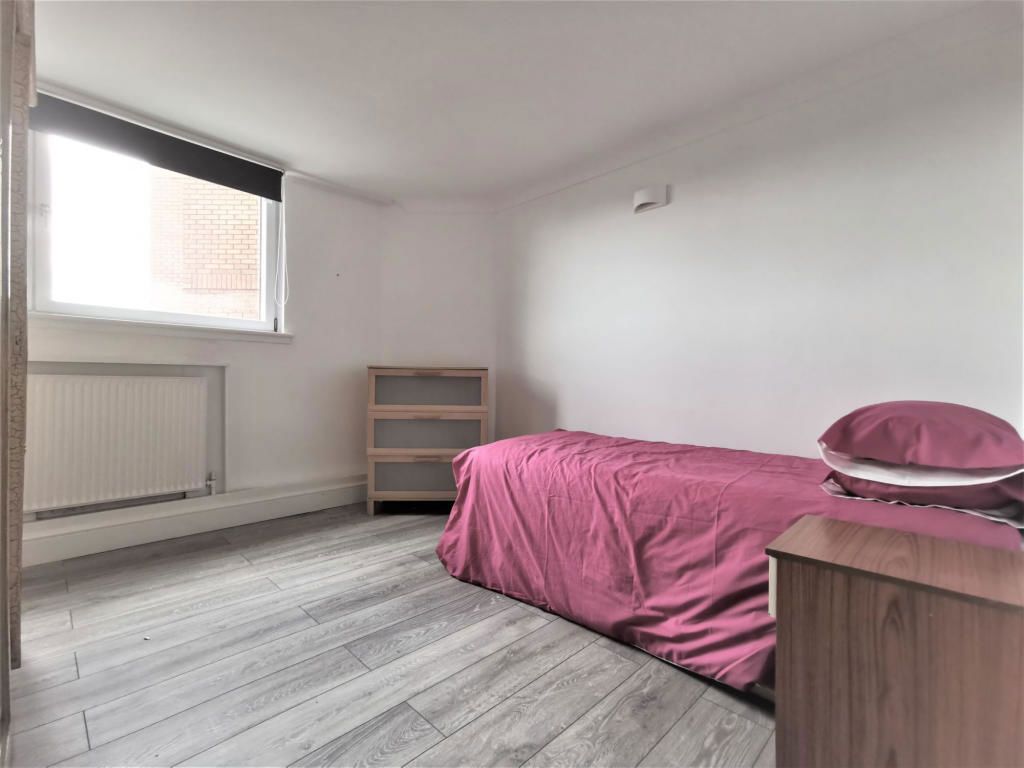 2 bed flat for sale in World's End Estate, London SW10, £450,000