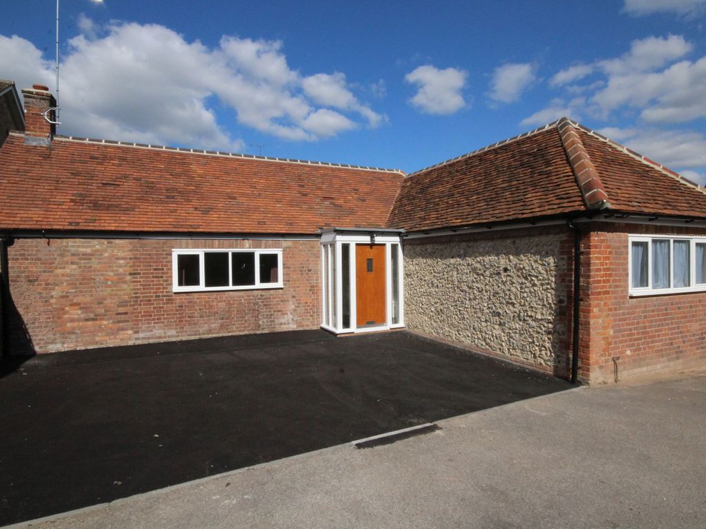 2 bed bungalow to rent in Church End, Redbourn AL3, £1,550 pcm