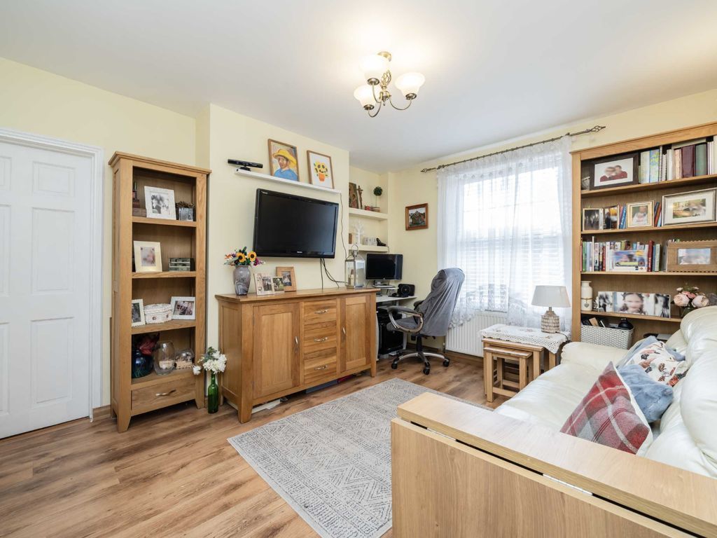 1 bed flat for sale in Greatdown Road, London W7, £340,000