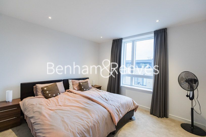 1 bed flat to rent in Kew Bridge Road, Brentford TW8, £1,950 pcm