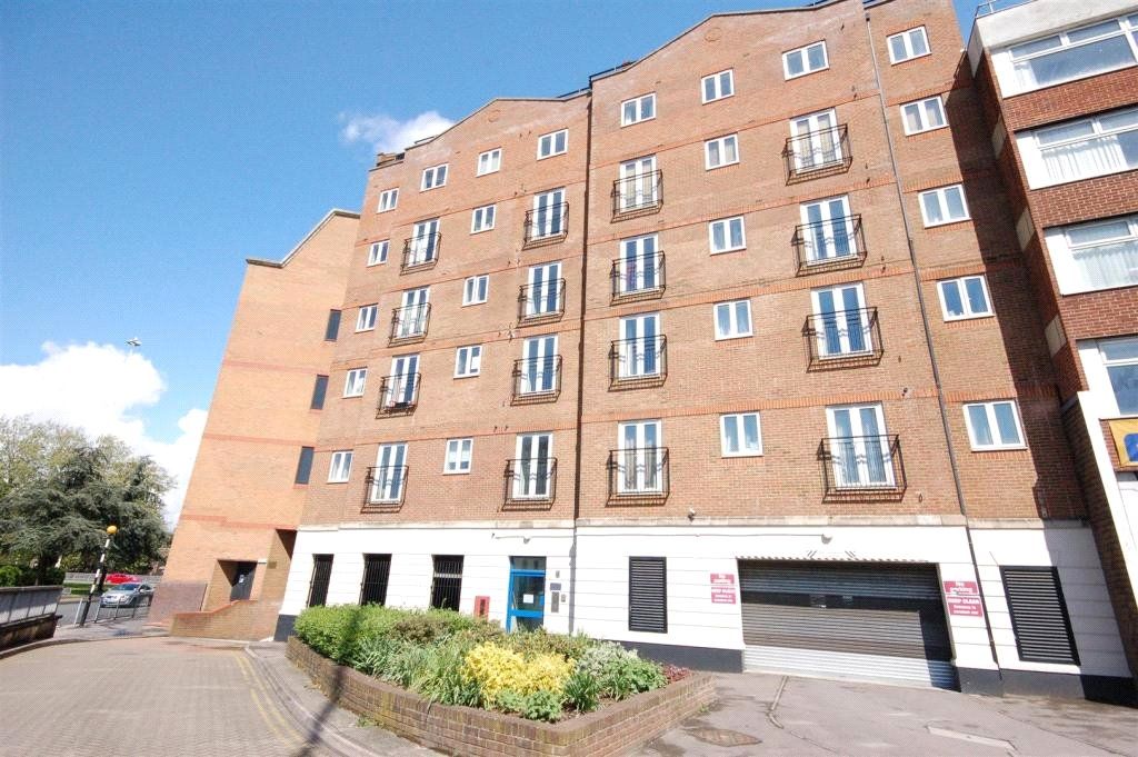 2 bed flat for sale in The Picture House, Cheapside, Reading, Berkshire RG1, £260,000