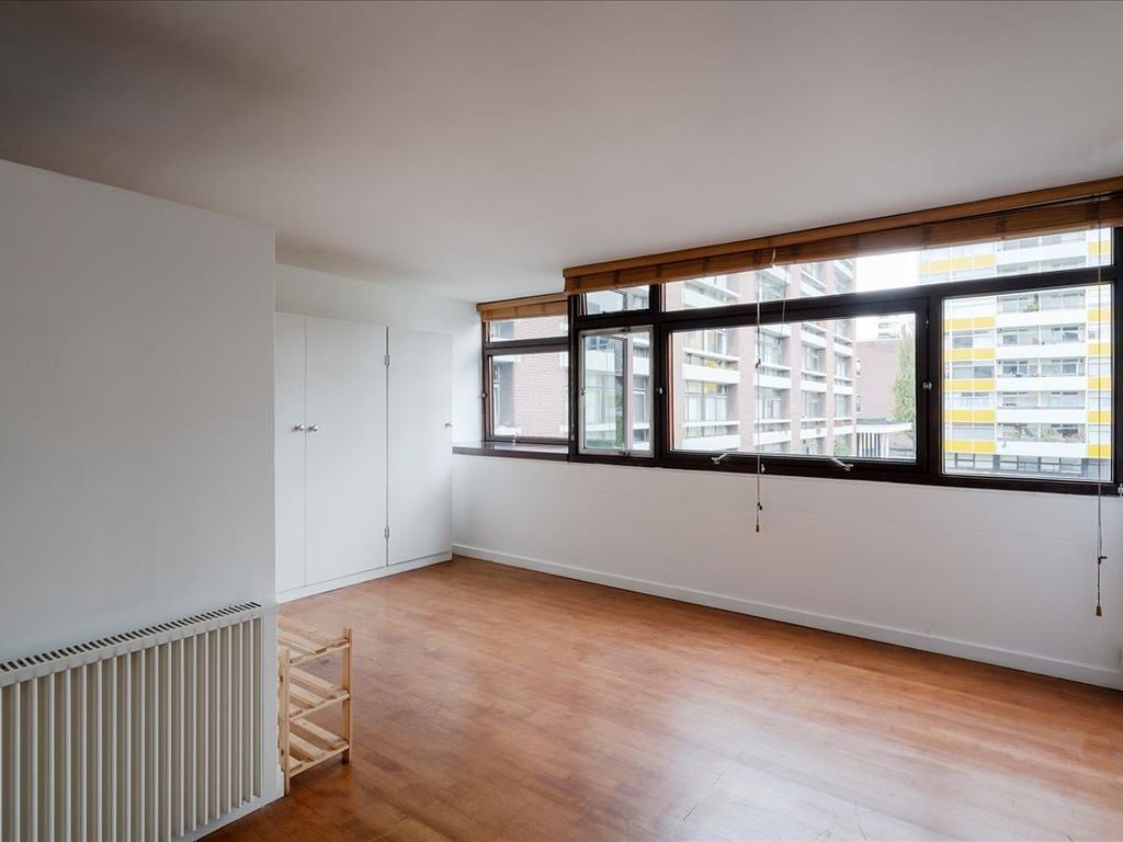 1 bed flat to rent in Crescent House, Golden Lane Estate, London EC1Y, £1,900 pcm