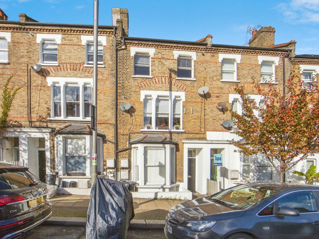 2 bed flat for sale in Merton Road, London SW18, £440,000