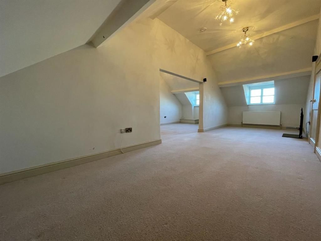 3 bed flat to rent in Mount Way, Chepstow NP16, £3,000 pcm