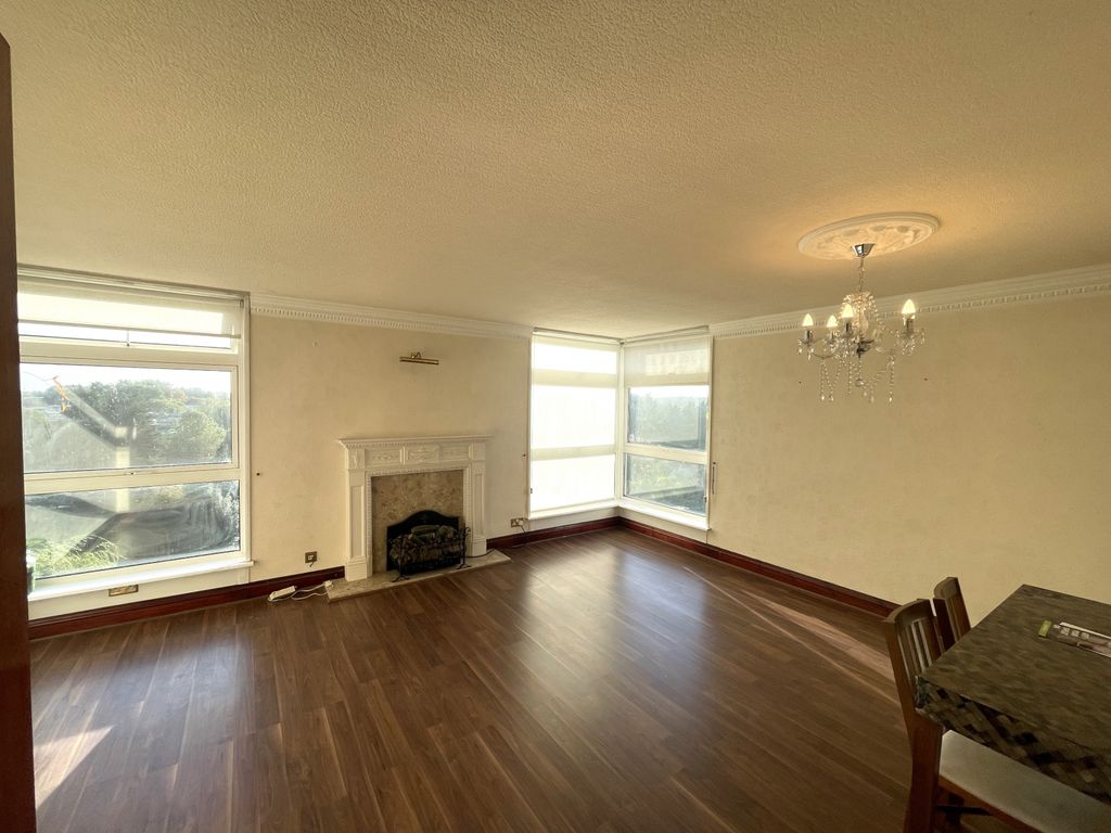 2 bed flat for sale in Denham Lodge, Oxford Road UB9, £350,000