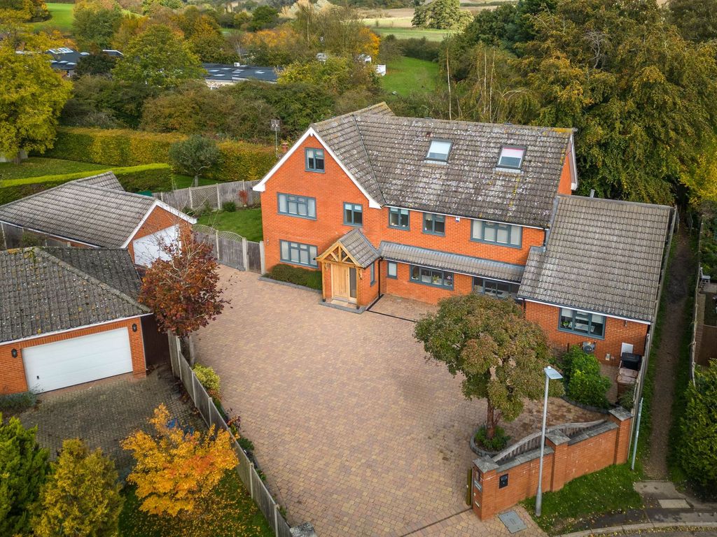 5 bed detached house for sale in Meadow Walk, Standon SG11, £1,200,000