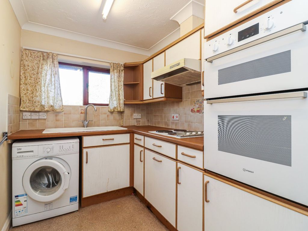 2 bed flat for sale in Breakspear Court, The Crescent, Abbots Langley WD5, £250,000