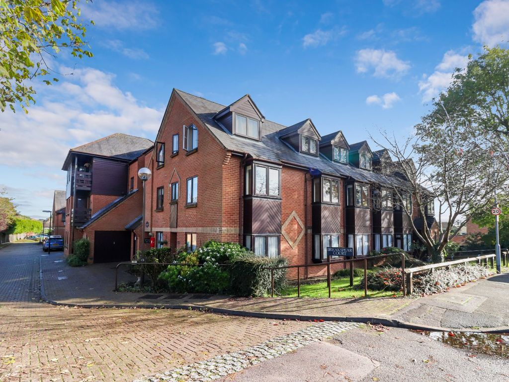2 bed flat for sale in Breakspear Court, The Crescent, Abbots Langley WD5, £250,000
