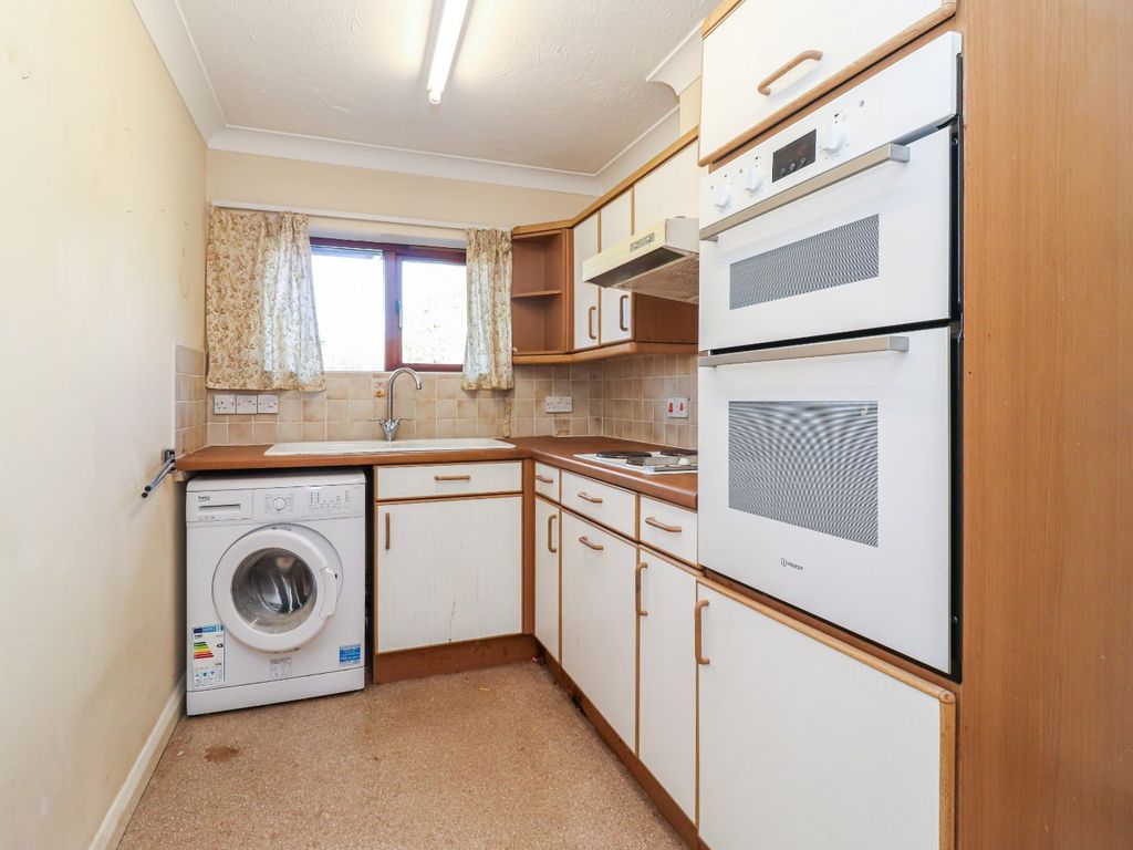 2 bed flat for sale in Breakspear Court, The Crescent, Abbots Langley WD5, £250,000