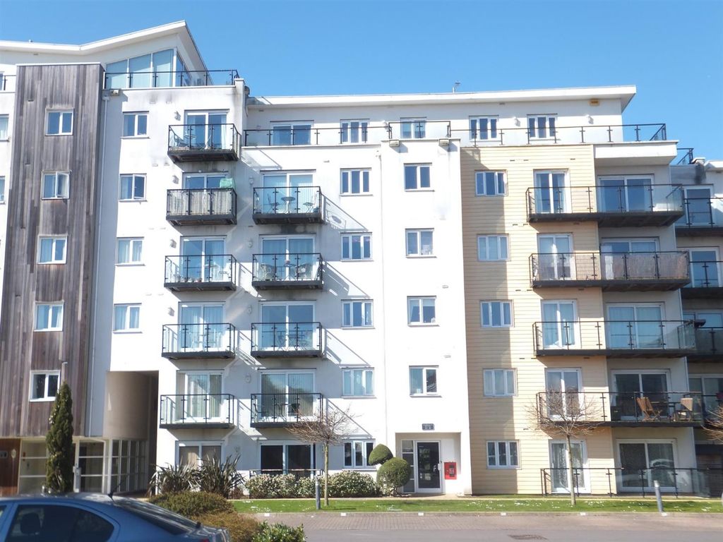 2 bed flat to rent in Admirals House, Gisors Road, Southsea PO4, £1,195 pcm