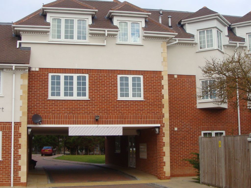 2 bed flat to rent in Langley Road, Slough SL3, £1,550 pcm
