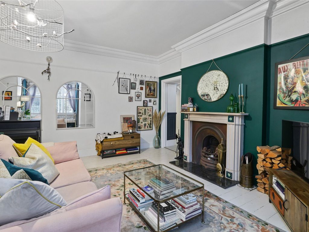 2 bed flat for sale in Arlington Road, Twickenham TW1, £550,000