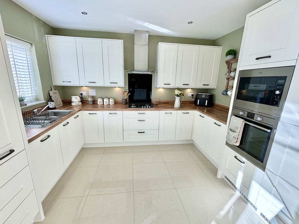 4 bed detached house for sale in Bryn Morgrug, Alltwen, Pontardawe, Swansea. SA8, £350,000