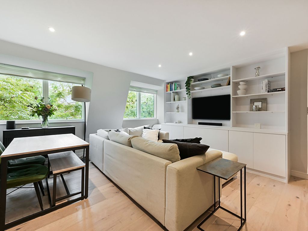 1 bed flat for sale in Aboyne Road, London SW17, £425,000
