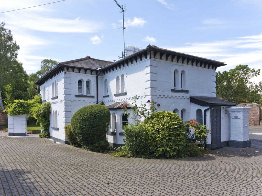 3 bed property to rent in Hanger Hill, Weybridge KT13, £2,500 pcm