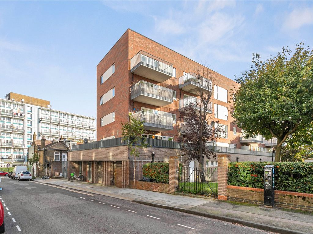 2 bed flat for sale in Retreat Place, London E9, £525,000