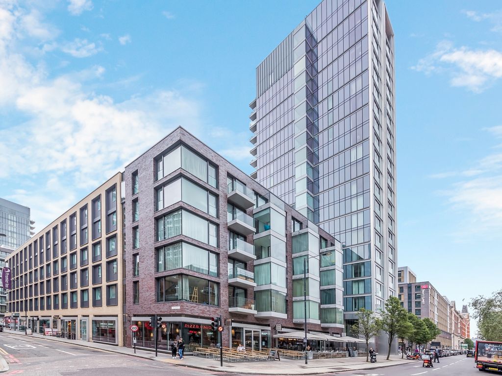 2 bed flat for sale in Cashmere House, Goodman's Fields, Aldgate E1, £1,000,000
