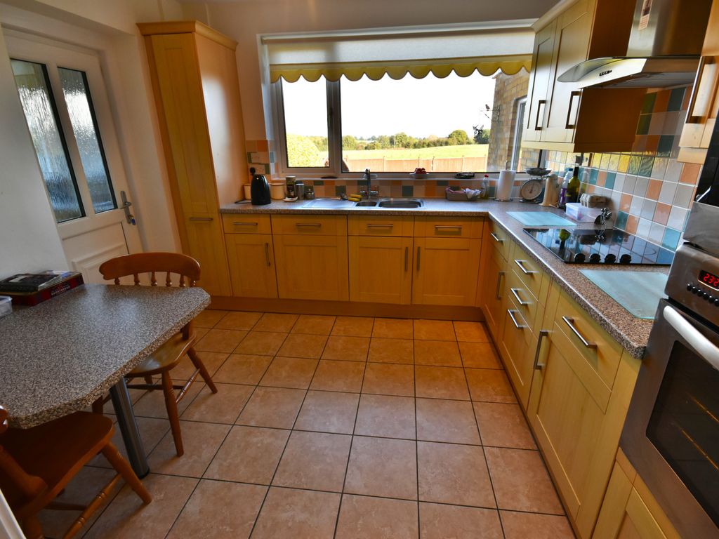 4 bed detached house for sale in Berwyn Drive, Marchwiel LL13, £300,000
